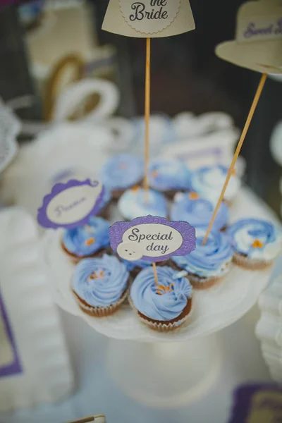 Beaux bonbons sur table à buffet avec décorations — Photo