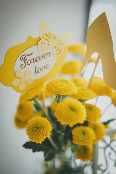 Flores bonitas em vasos e decorações no casamento — Fotografia de Stock