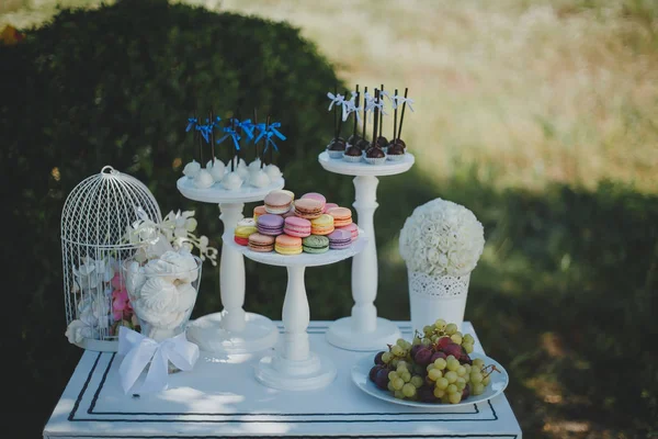 Bellissimi dolci sul tavolo da buffet con decorazioni — Foto Stock