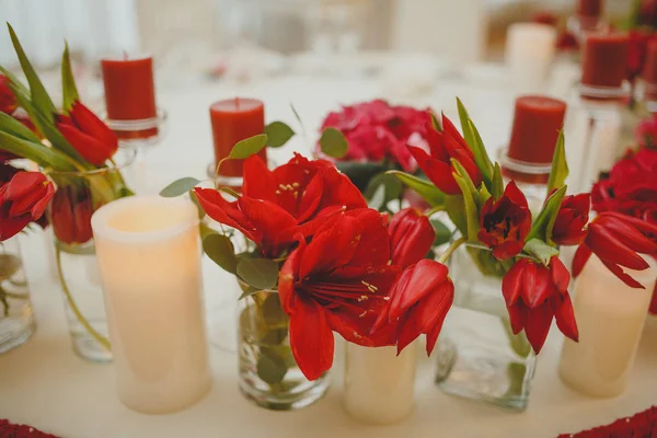 Prachtige bloemen in de vazen en decoraties op de bruiloft — Stockfoto