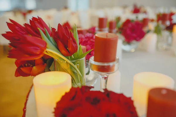 Красивые цветы в вазах и украшения на свадьбе — стоковое фото
