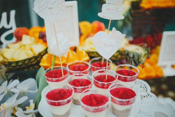 Belos doces na mesa buffet com decorações — Fotografia de Stock