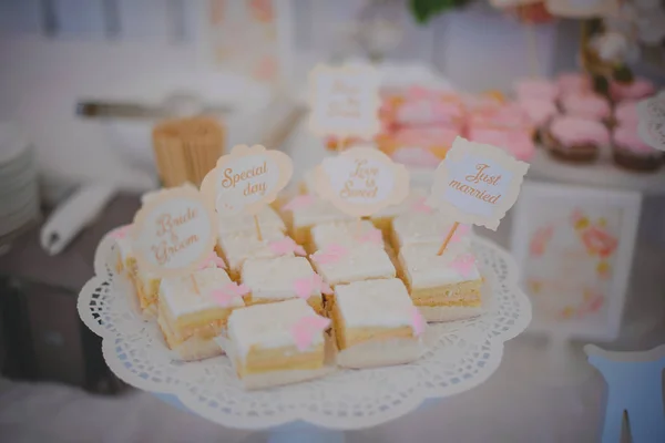 Belos doces na mesa buffet com decorações — Fotografia de Stock