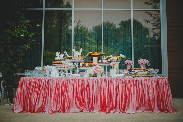 Hermosos dulces en mesa buffet con decoraciones — Foto de Stock