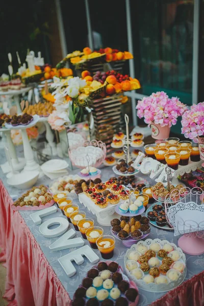 Красивые сладости на шведском столе с украшениями — стоковое фото
