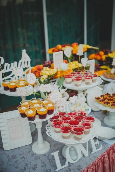 Όμορφα γλυκά στο τραπέζι μπουφέ με διακοσμήσεις — Φωτογραφία Αρχείου