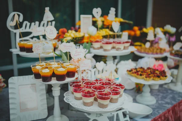 Beaux bonbons sur table à buffet avec décorations — Photo