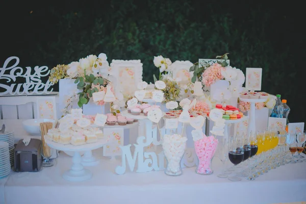 Belos doces na mesa buffet com decorações — Fotografia de Stock