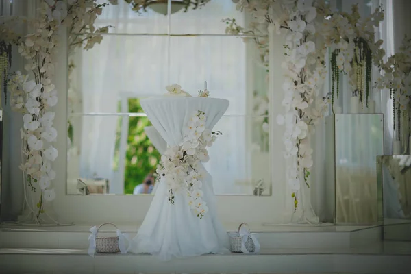 Bröllop tabeller och vacker natur — Stockfoto