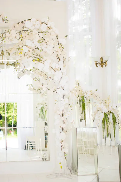 Belles fleurs dans des vases et des décorations au mariage — Photo