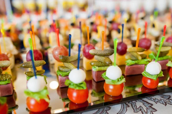 Snacks op stokjes op de buffet tafel — Stockfoto