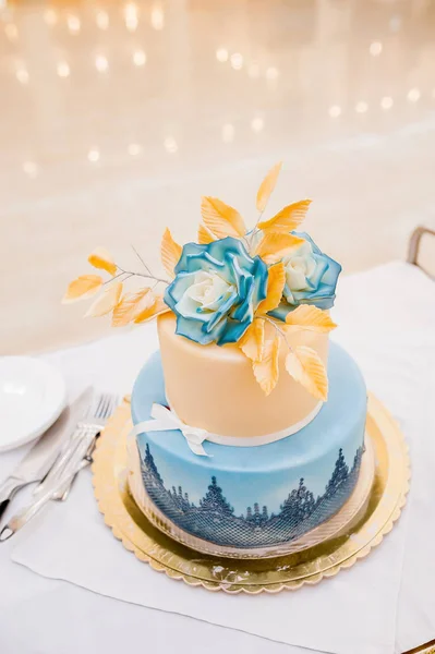 Όμορφη μεγάλη τούρτα γενεθλίων και γάμος — Φωτογραφία Αρχείου