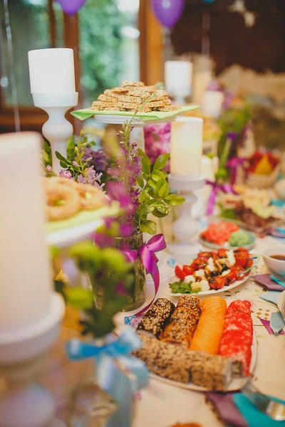 Sushi étkezés a gyönyörű esküvői asztalra Stock Fotó