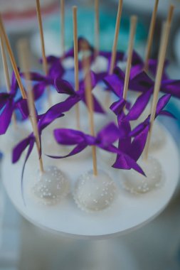 Süslemeleri ile açık büfe masada güzel tatlılar