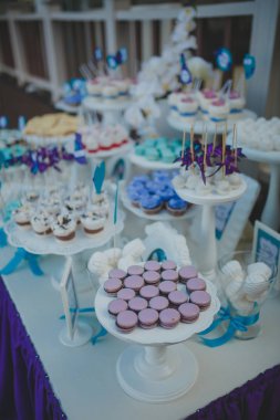 Süslemeleri ile açık büfe masada güzel tatlılar