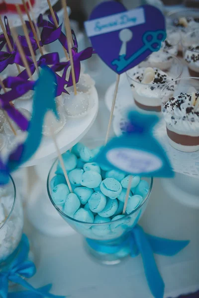 Beaux bonbons sur table à buffet avec décorations — Photo