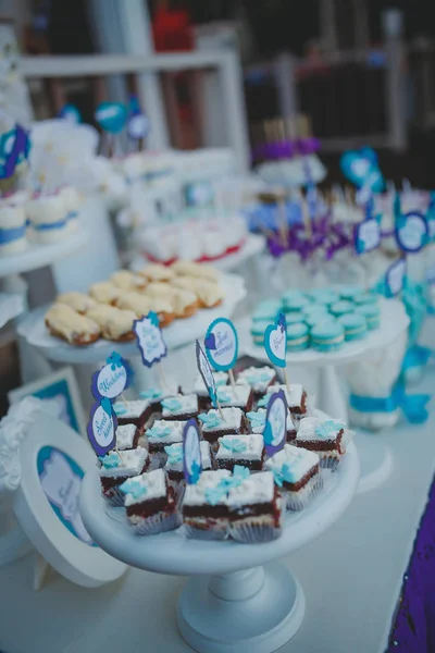 Beaux bonbons sur table à buffet avec décorations — Photo