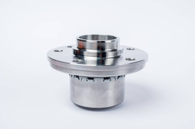 Araba için hub beyaz arka plan üzerinde taşıyan