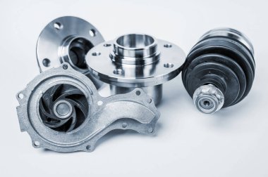 Araba için beyaz arka plan üzerinde taşıyan