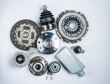 Araba için beyaz arka plan üzerinde taşıyan