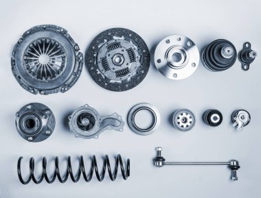 Araba için beyaz arka plan üzerinde taşıyan