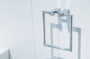 Banyoda tuvalet kağıdı raf