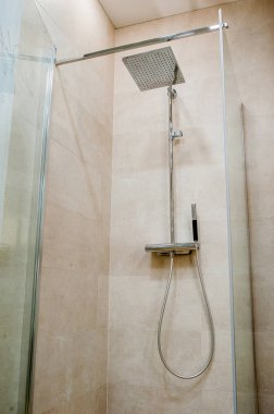 banyoda duş yakın çekim