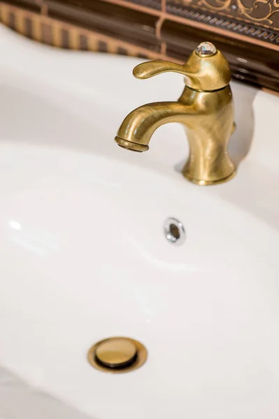 Lavabo ve banyo musluk — Stok fotoğraf