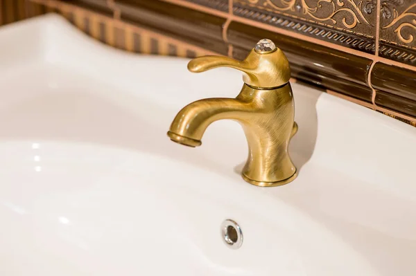 Lavabo ve banyo musluk — Stok fotoğraf