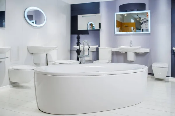 Geniş ve şık banyo iç tasarım. — Stok fotoğraf