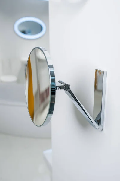 Okrągłe małe lustro w łazience — Zdjęcie stockowe