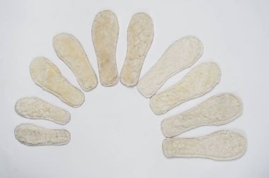 Beyaz bir arka plan üzerinde ayakkabı için doğal tabanlık