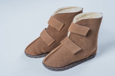 Beyaz zemin üzerinde bir ev yün için doğal terlik