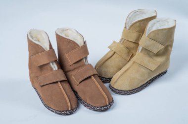 Beyaz zemin üzerinde bir ev yün için doğal terlik