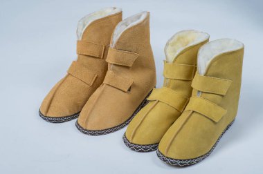 Beyaz zemin üzerinde bir ev yün için doğal terlik