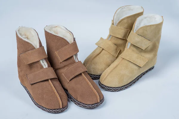 Natuurlijke slippers voor een huis wol op een witte achtergrond — Stockfoto