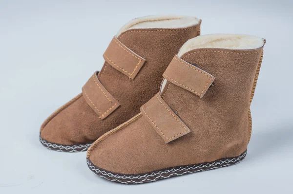 Zapatillas naturales para una lana de hogar sobre un fondo blanco —  Fotos de Stock