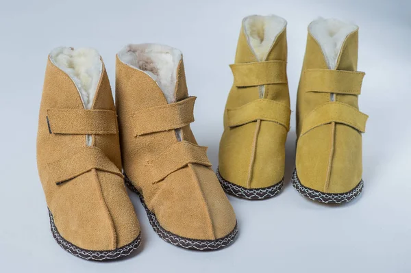Pantofole naturali per una lana di casa su uno sfondo bianco — Foto Stock