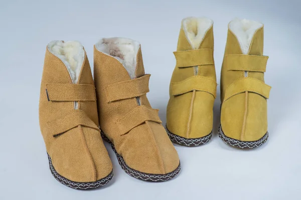 Přírodní papuče pro domácí vlna na bílém pozadí — Stock fotografie