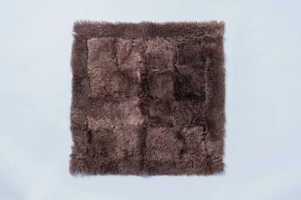 Tappeto di lana di pelliccia su sfondo bianco — Foto Stock