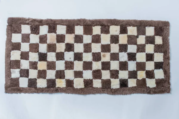 Bont wollen tapijt op een witte achtergrond — Stockfoto