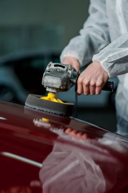 Bir dizi ayrıntılı otomobil: bir araba parlatma