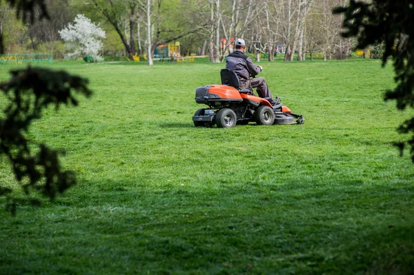 Werknemers maaien het gras — Stockfoto