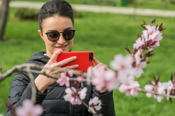 女孩拍照的性质和花 — 图库照片