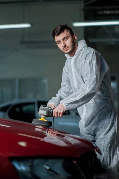 Eine Reihe detaillierter Autos: Polieren eines Autos — Stockfoto