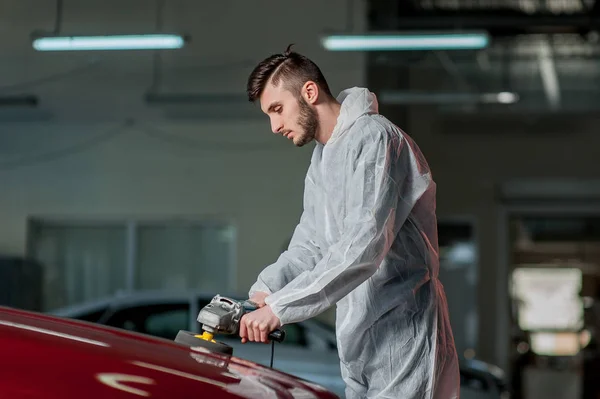 Eine Reihe detaillierter Autos: Polieren eines Autos — Stockfoto