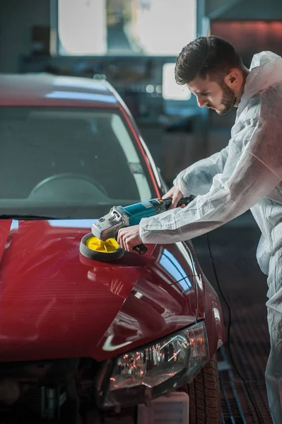 Una serie de coches detallados: Pulido de un coche — Foto de Stock