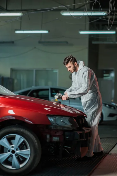 Eine Reihe detaillierter Autos: Polieren eines Autos — Stockfoto