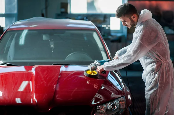 Eine Reihe detaillierter Autos: Polieren eines Autos — Stockfoto