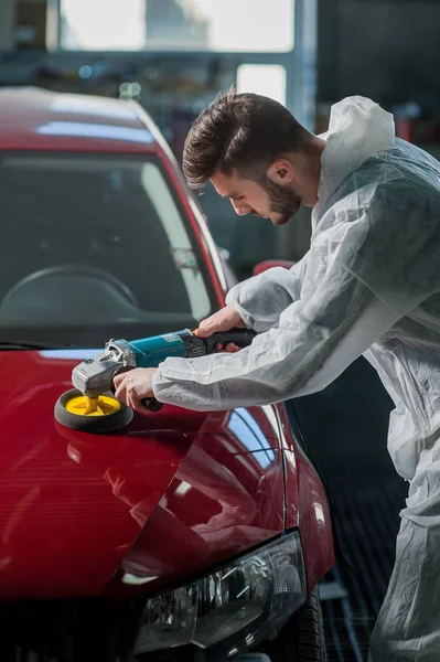 Серія деталізованих автомобілів: полірування автомобіля — стокове фото